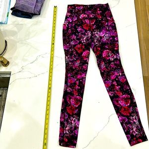 Size 4 Lululemon leggings with side pockets